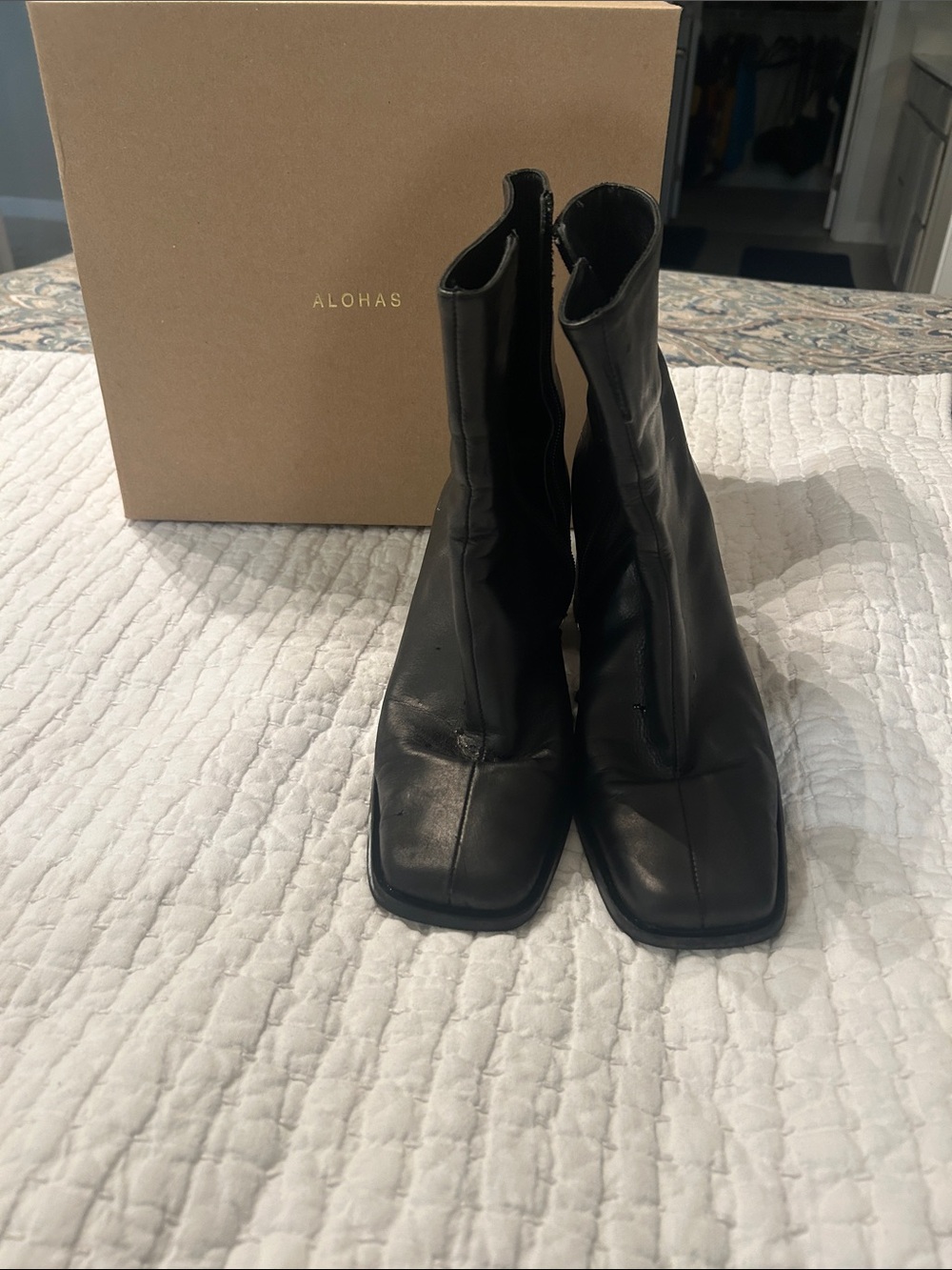 ALOHAS Black Square-Toe Stretch Leather Ankle Boots